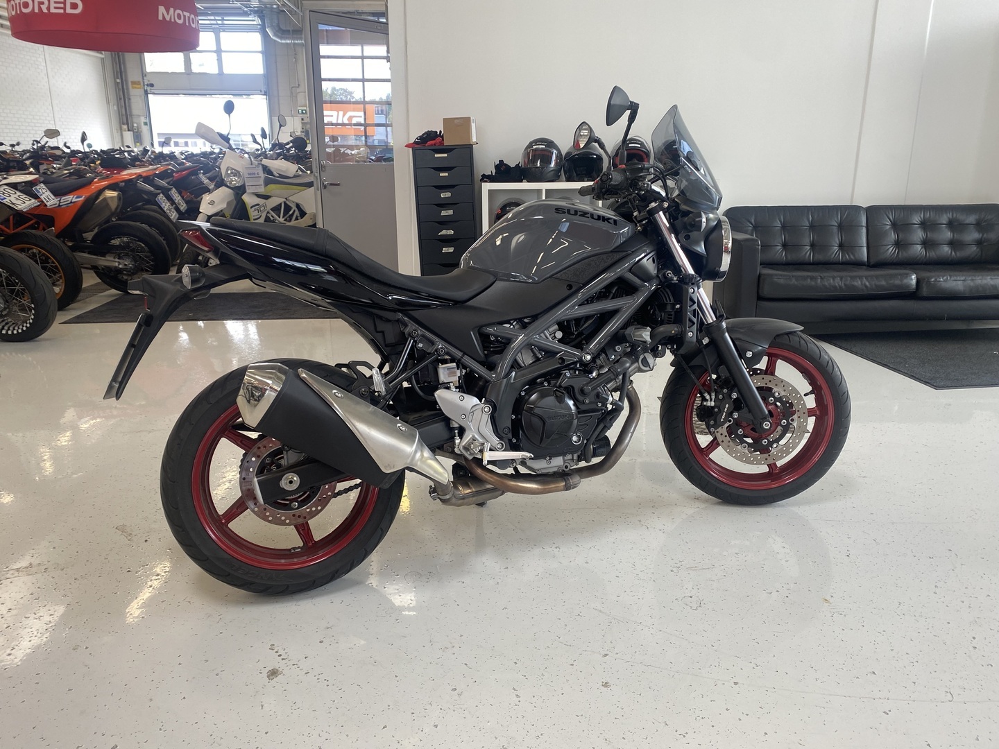 Suzuki - SV - 650 // Huoltokirja / Kaatumatapit / Alkuperäiskuntoinen // - Moottoripyörä