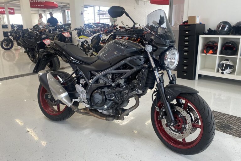 Suzuki - SV - 650 // Huoltokirja / Kaatumatapit / Alkuperäiskuntoinen // - Moottoripyörä