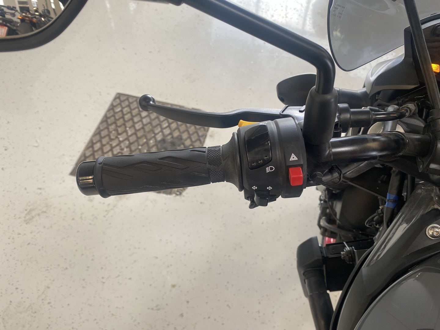 Suzuki - SV - 650 // Huoltokirja / Kaatumatapit / Alkuperäiskuntoinen // - Moottoripyörä