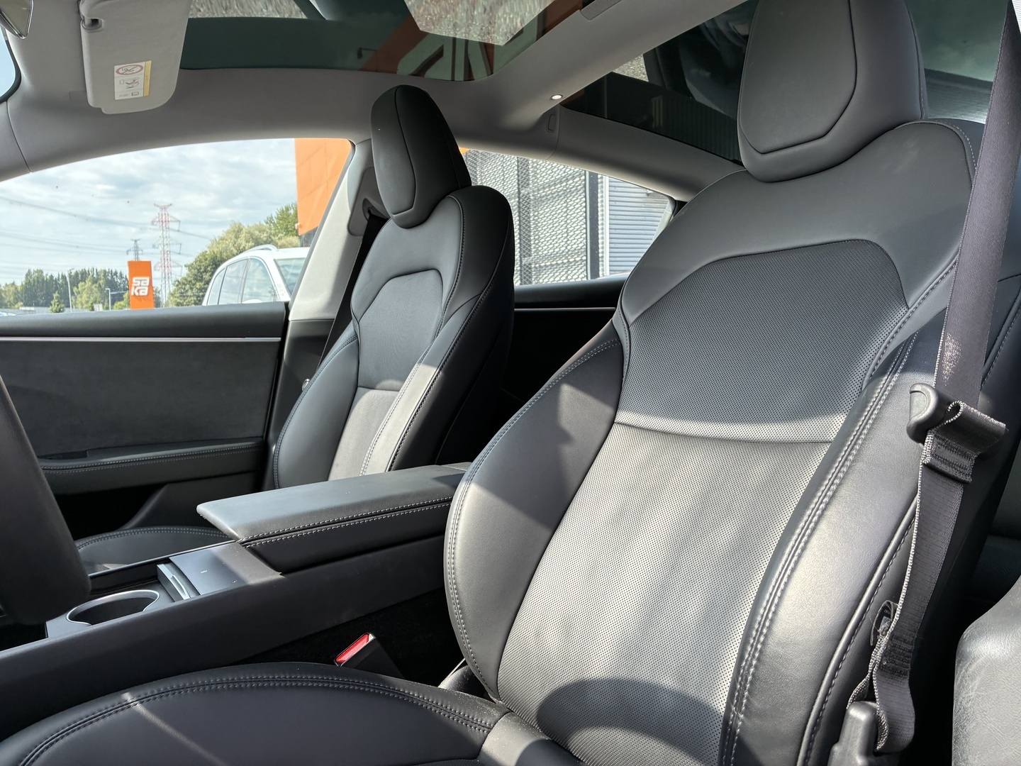 Tesla - Model 3 - Long Range AWD Highland / Koukku / AMD Ryzen / Ilmastoidut nahat / Premium Audio / Lasikatto / - Sedan