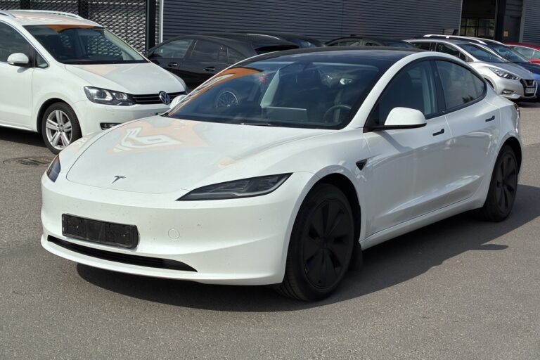 Tesla - Model 3 - Long Range AWD Highland / Koukku / AMD Ryzen / Ilmastoidut nahat / Premium Audio / Lasikatto / - Sedan