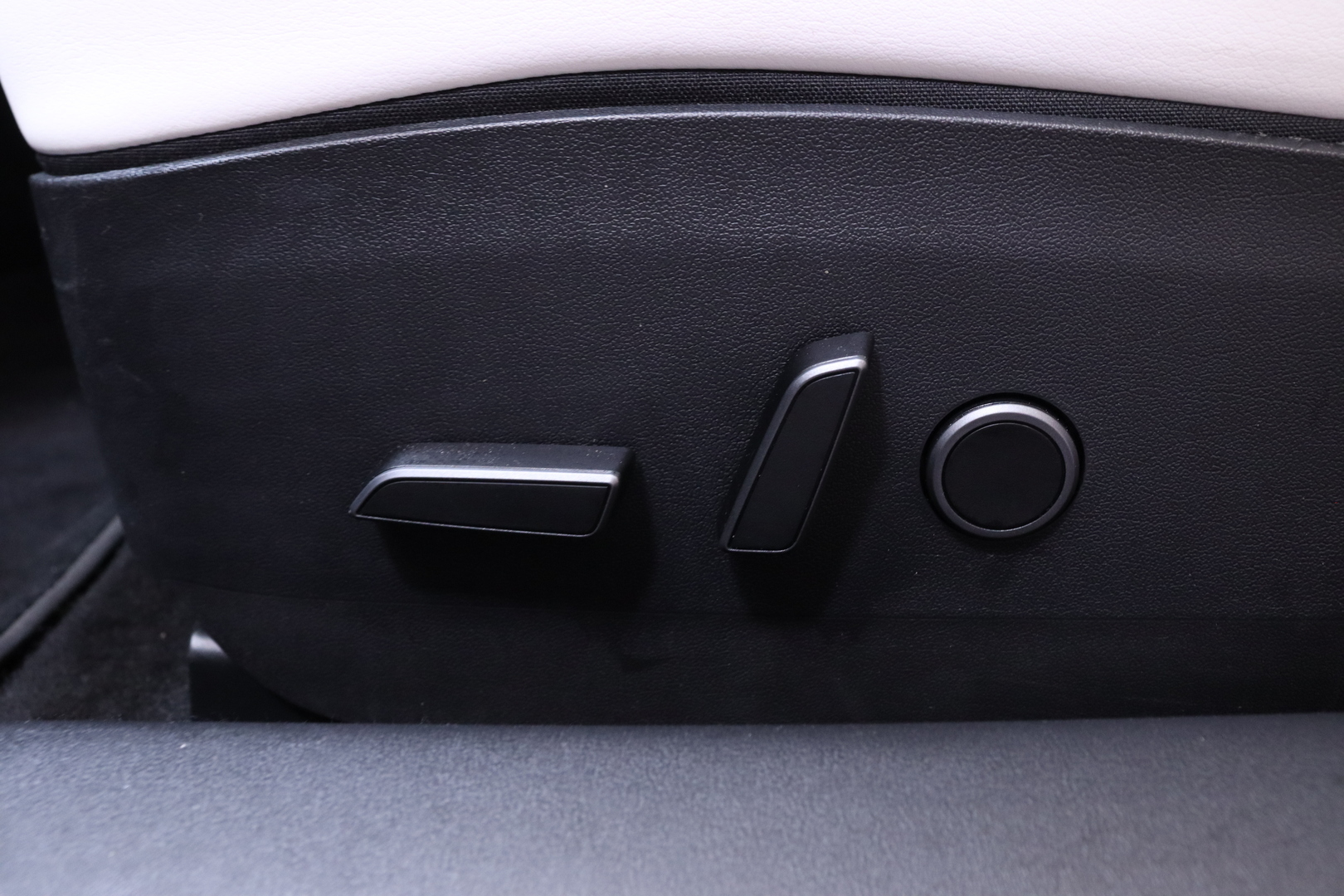Tesla - Model 3 - Long Range - Sedan
