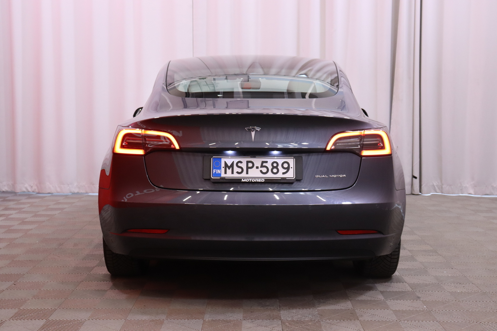 Tesla - Model 3 - Long Range - Sedan