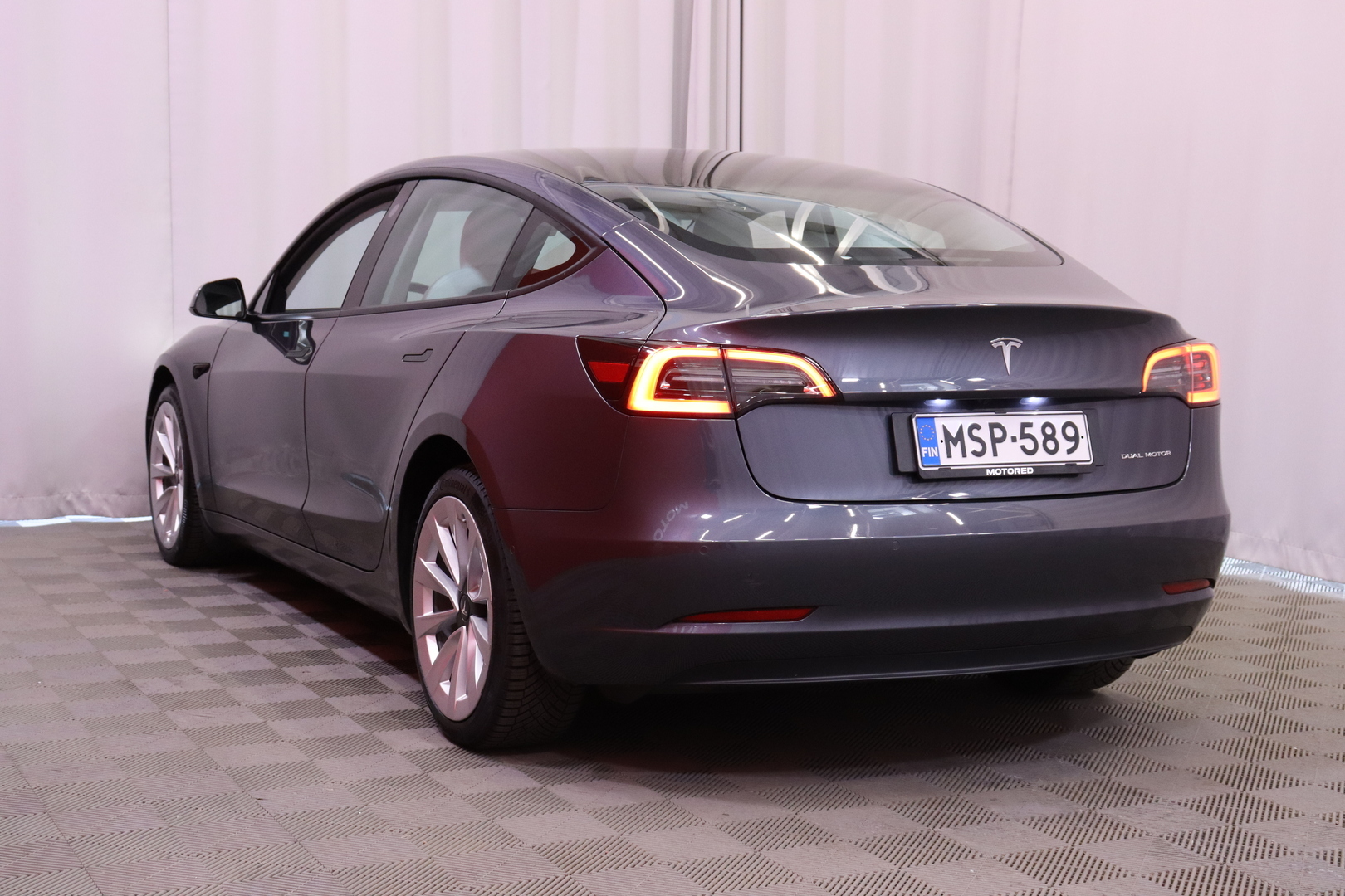 Tesla - Model 3 - Long Range - Sedan