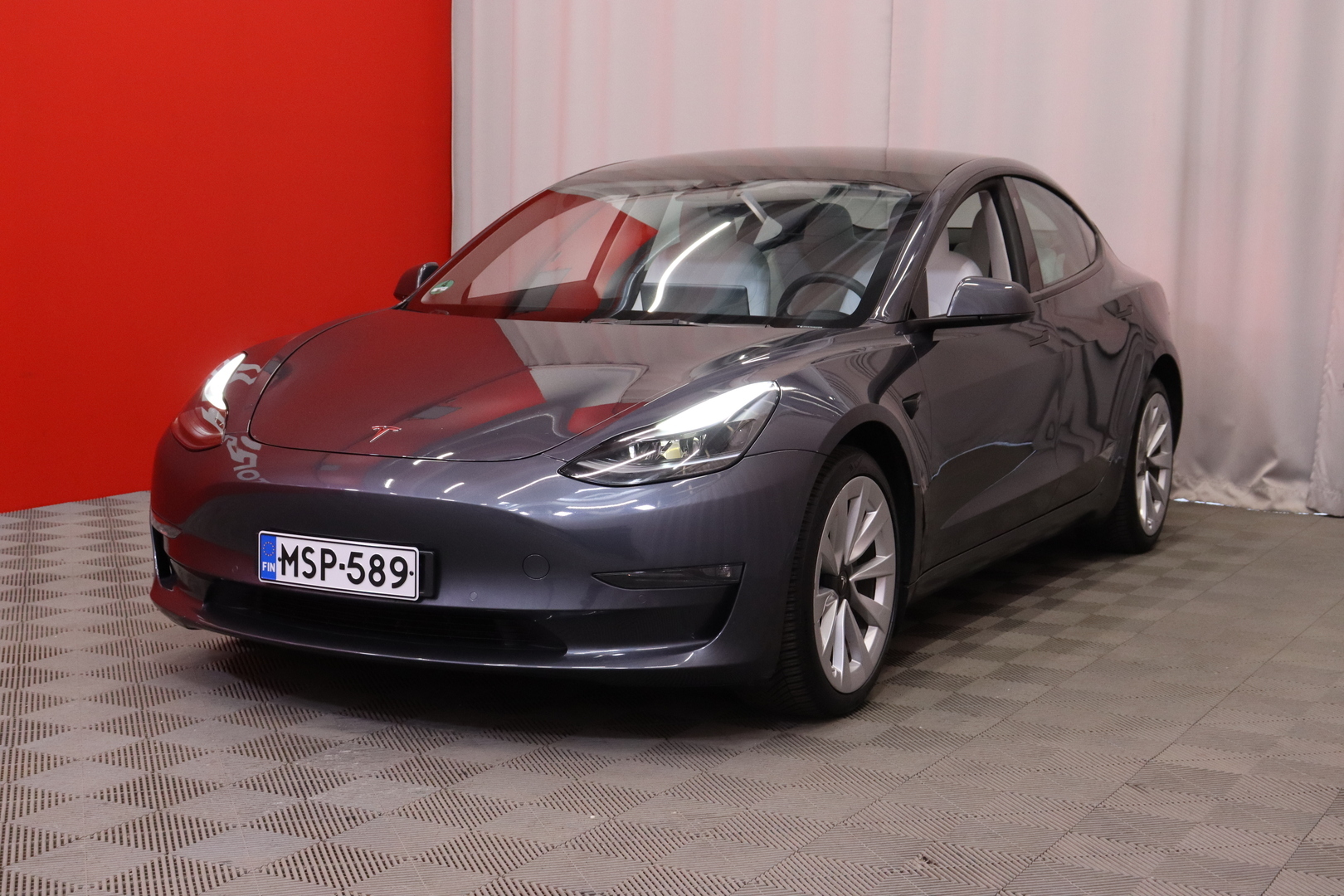 Tesla - Model 3 - Long Range - Sedan