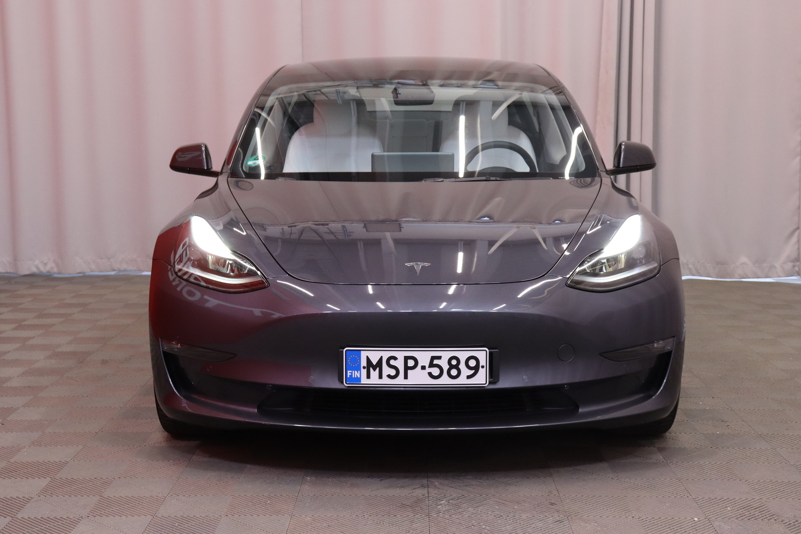 Tesla - Model 3 - Long Range - Sedan