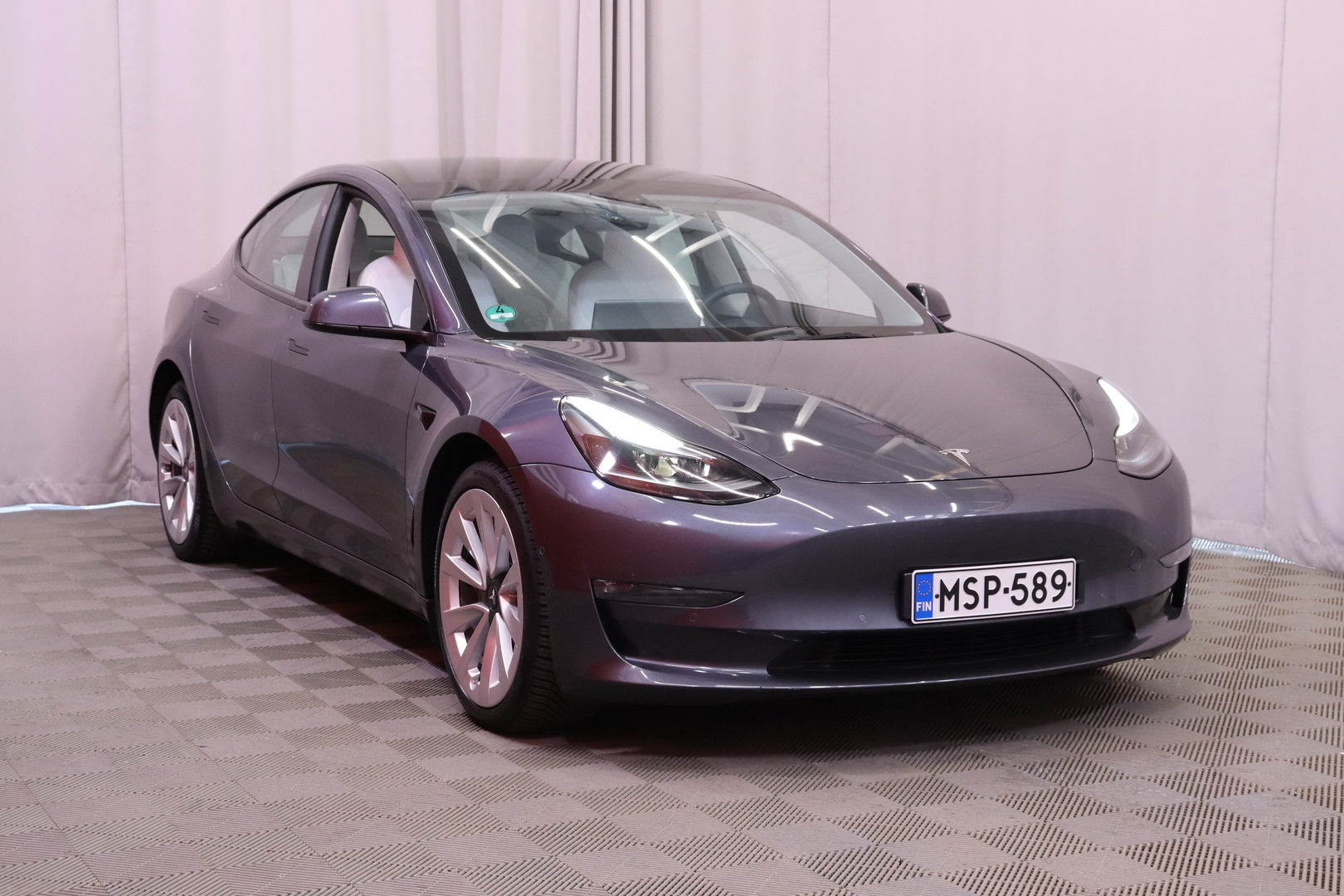 Tesla - Model 3 - Long Range - Sedan