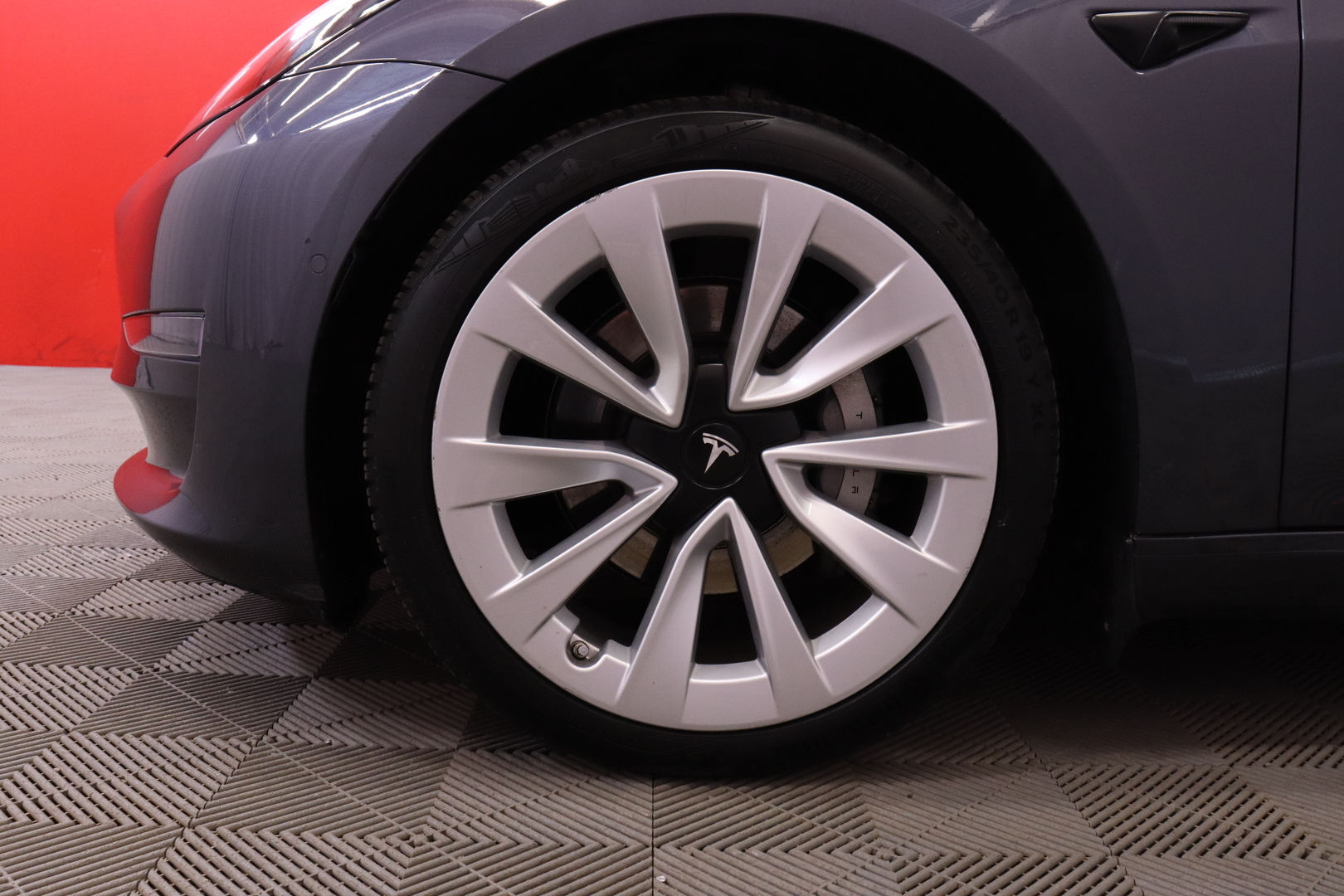 Tesla - Model 3 - Long Range - Sedan