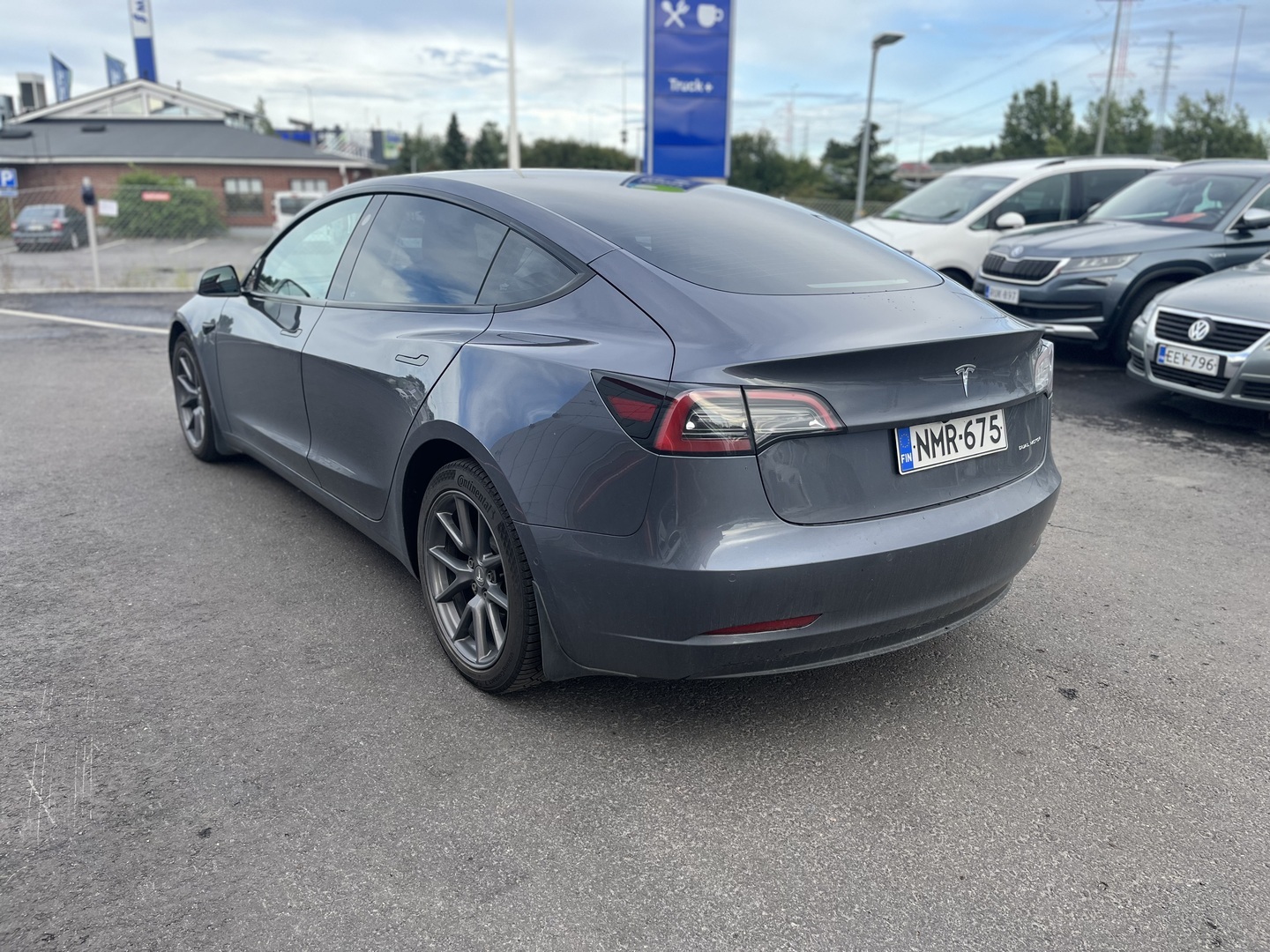 Tesla - Model 3 - Long Range - Sedan