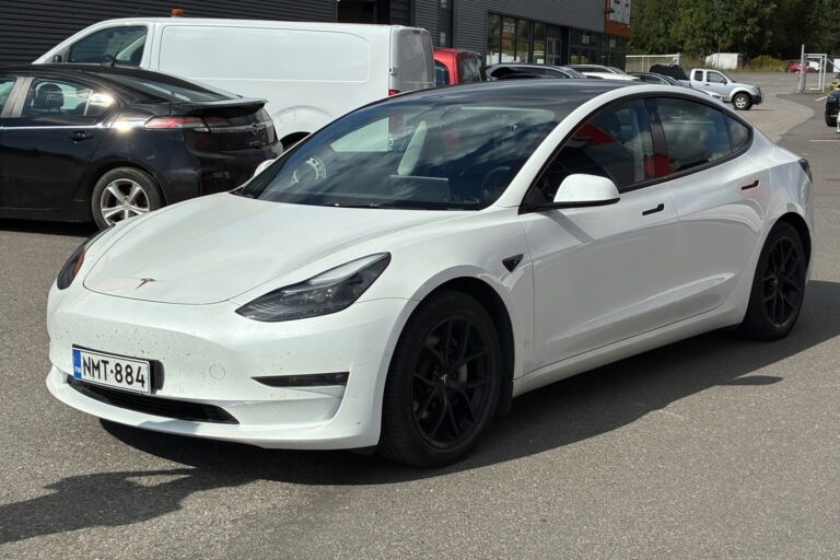 Tesla - Model 3 - Long Range - Sedan