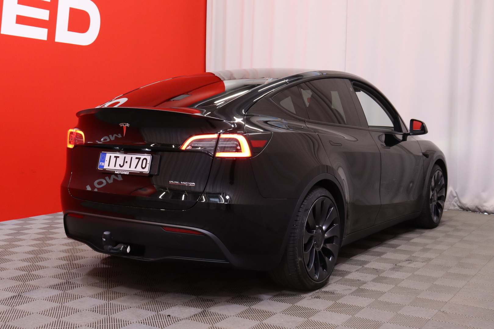 Tesla - Model Y - Performance - Tila-auto