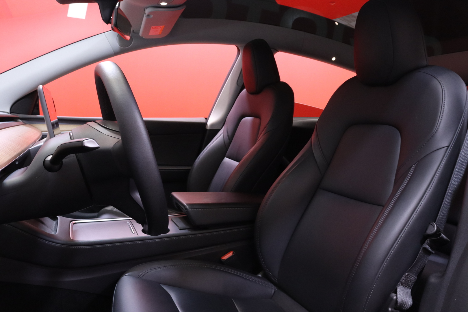Tesla - Model Y - Performance - Tila-auto