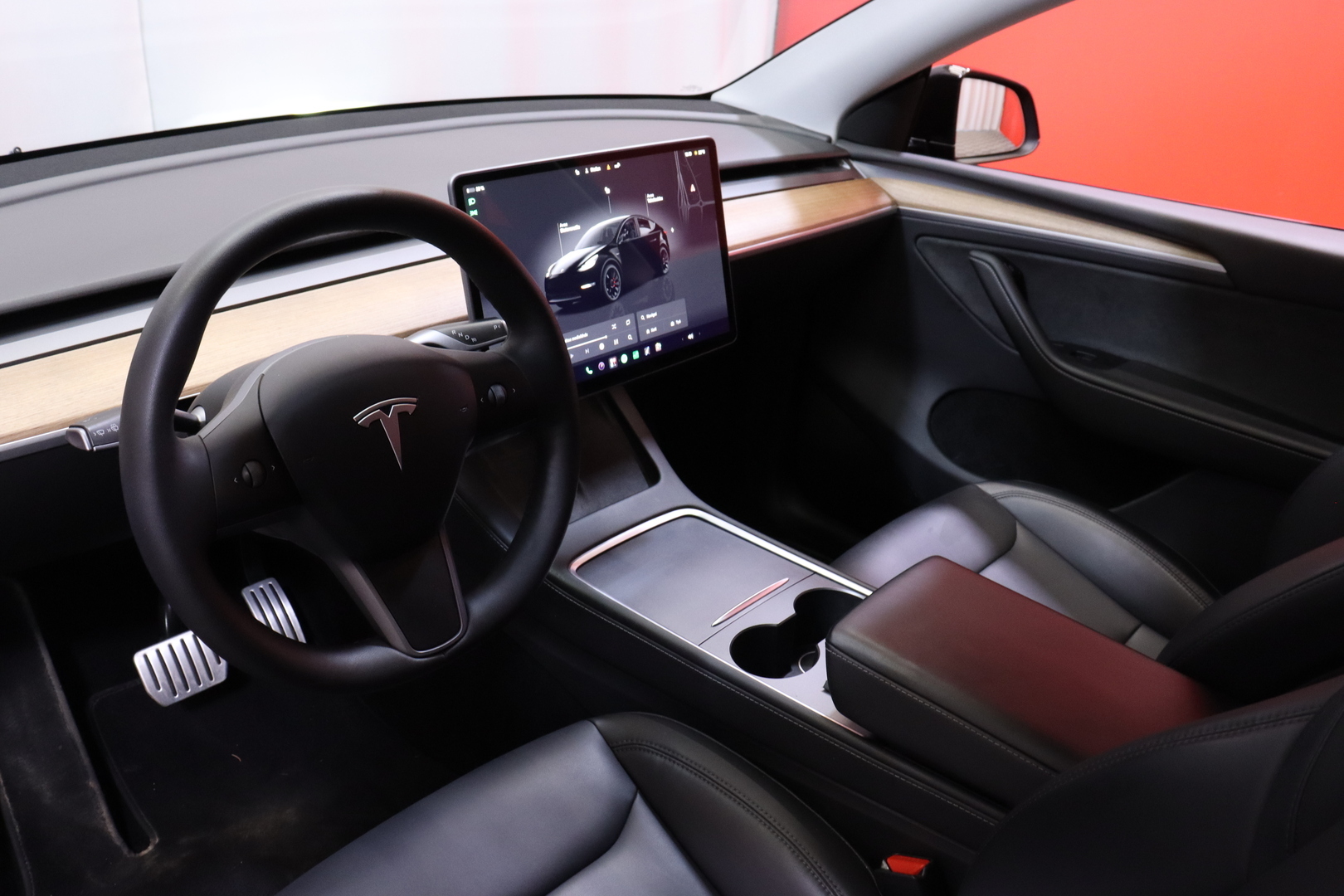 Tesla - Model Y - Performance - Tila-auto