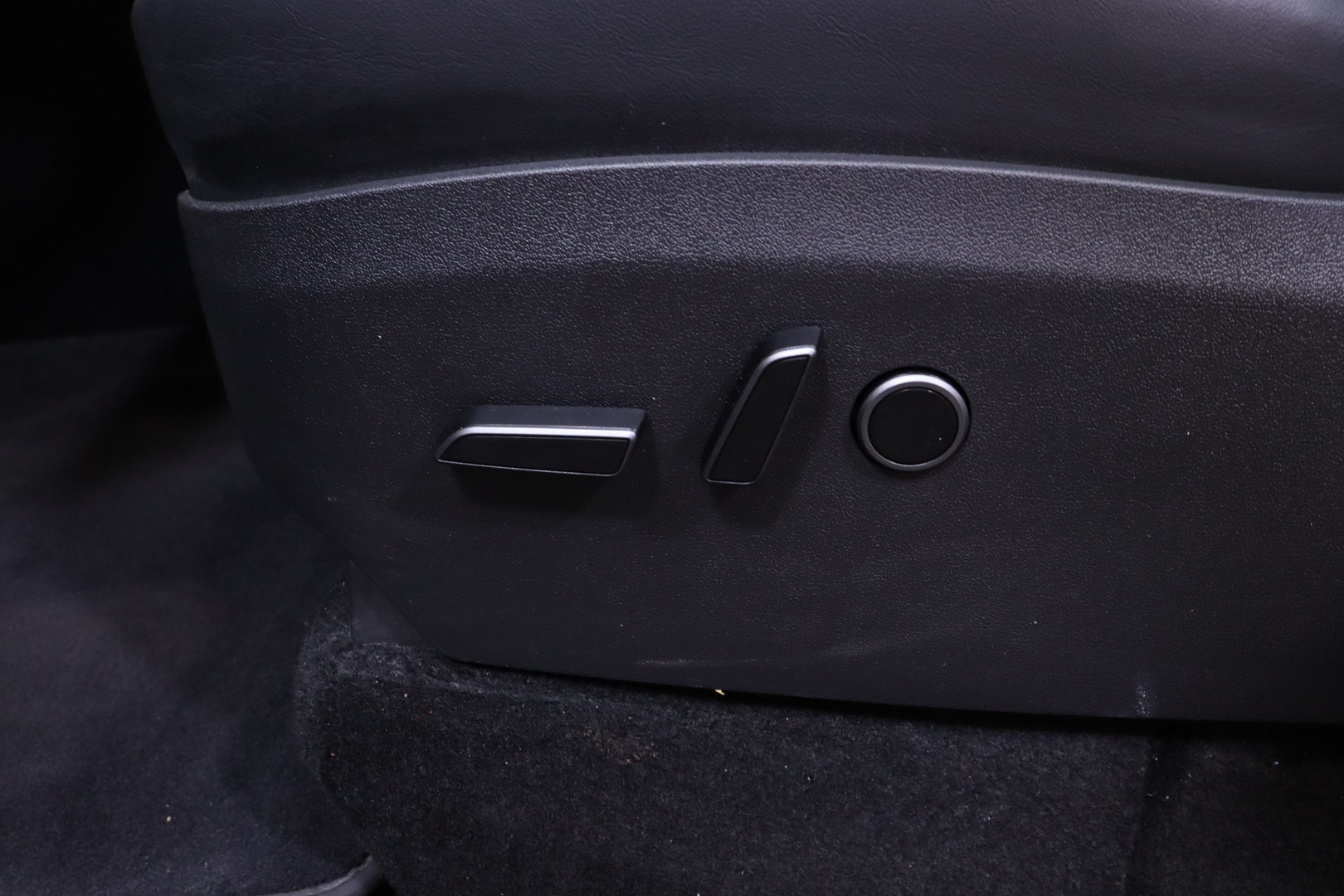 Tesla - Model Y - Performance - Tila-auto