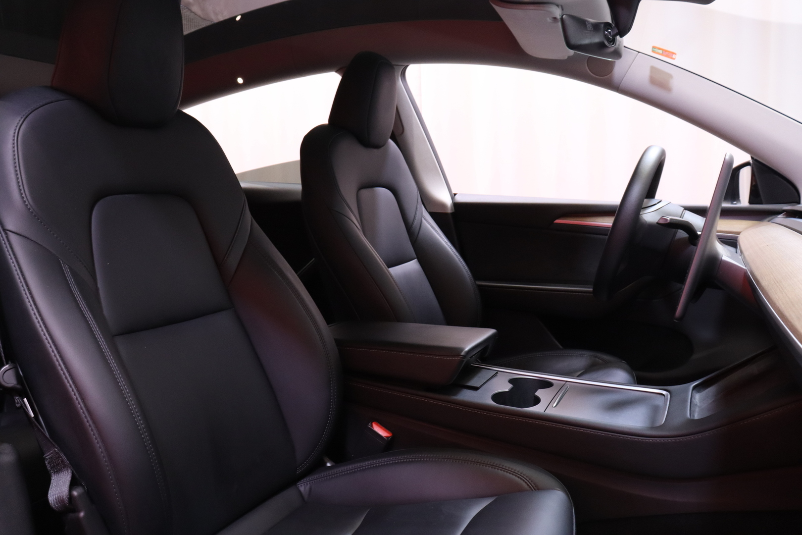 Tesla - Model Y - Performance - Tila-auto