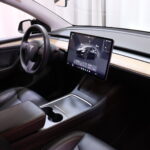 Tesla - Model Y - Performance - Tila-auto