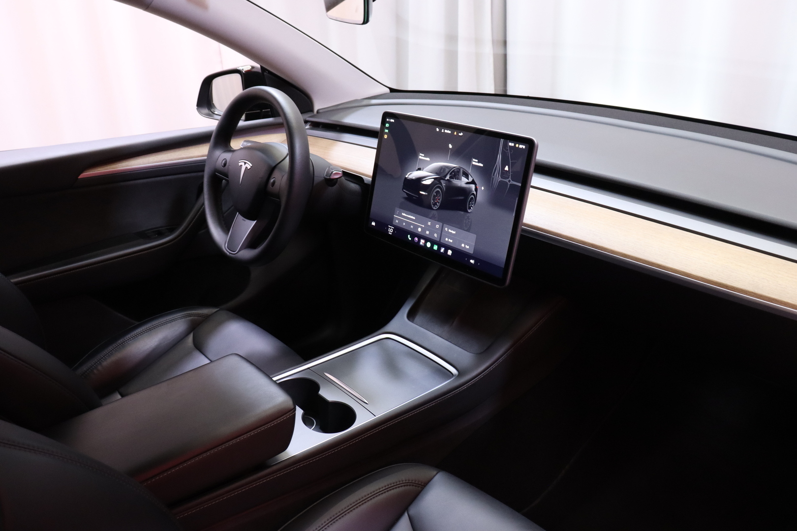 Tesla - Model Y - Performance - Tila-auto