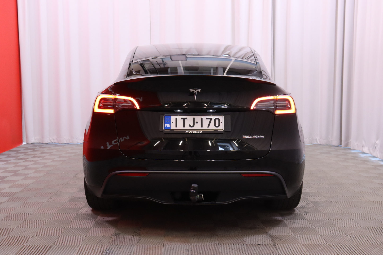 Tesla - Model Y - Performance - Tila-auto