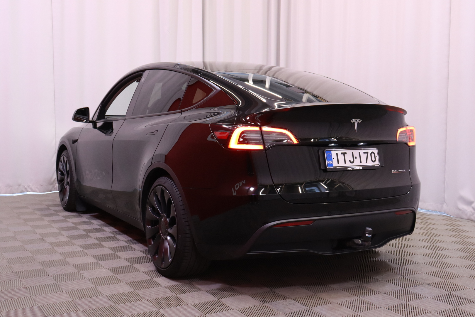 Tesla - Model Y - Performance - Tila-auto