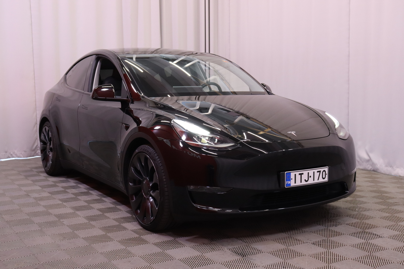 Tesla - Model Y - Performance - Tila-auto