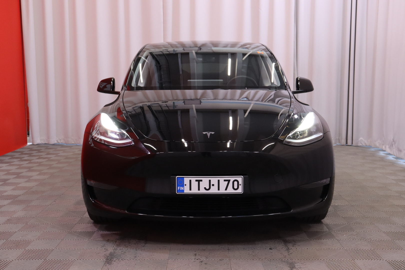Tesla - Model Y - Performance - Tila-auto