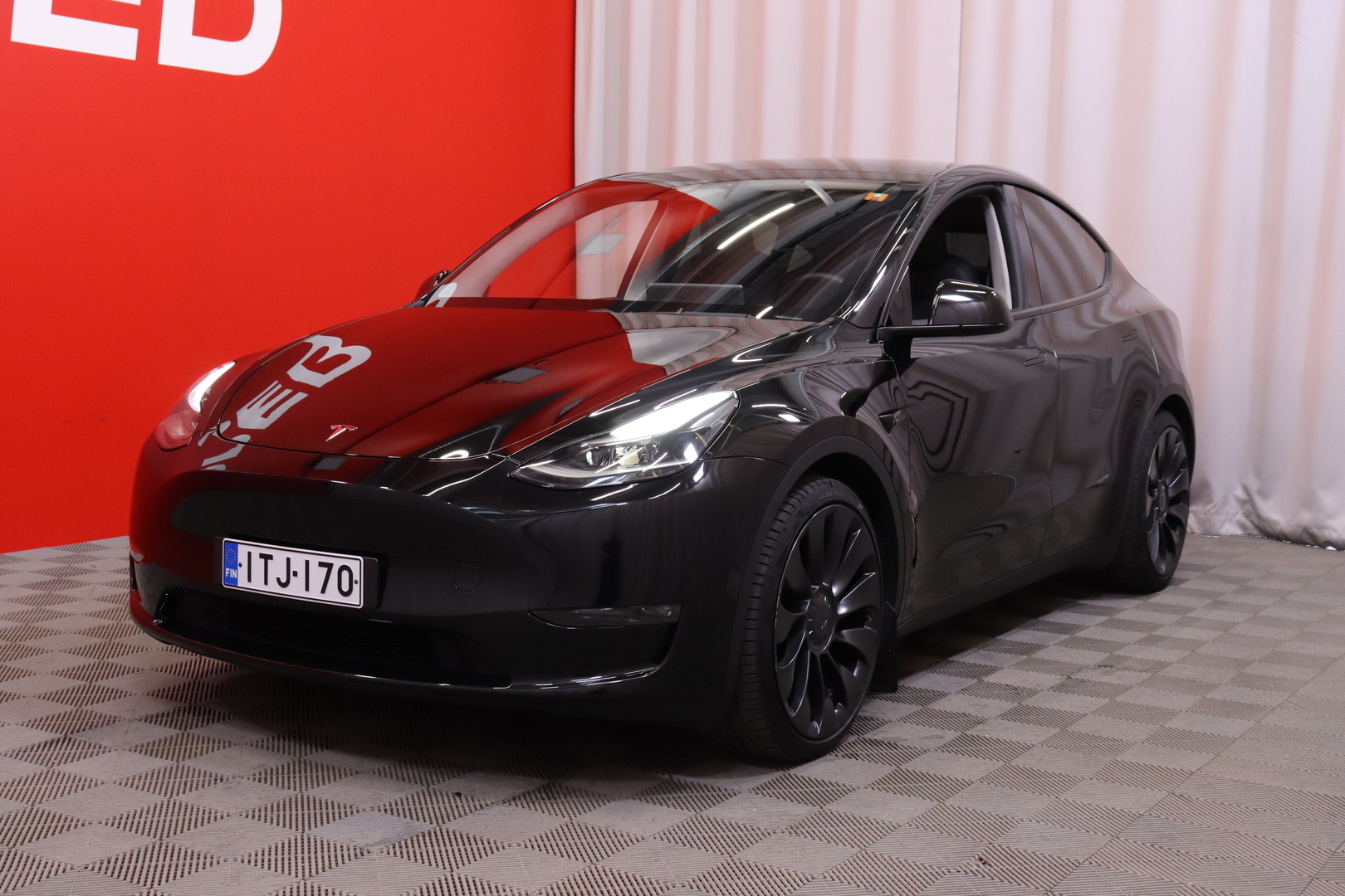 Tesla - Model Y - Performance - Tila-auto