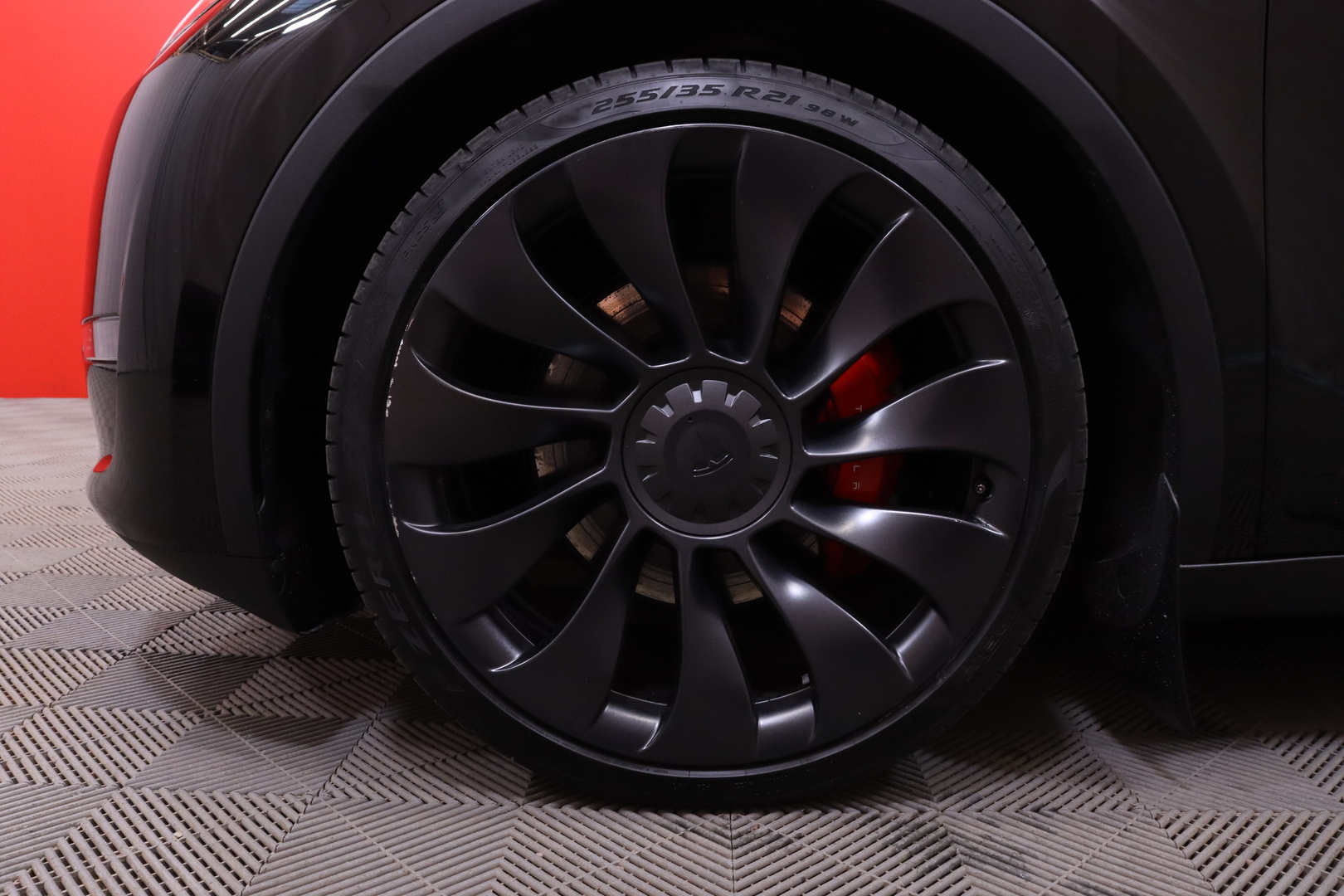 Tesla - Model Y - Performance - Tila-auto