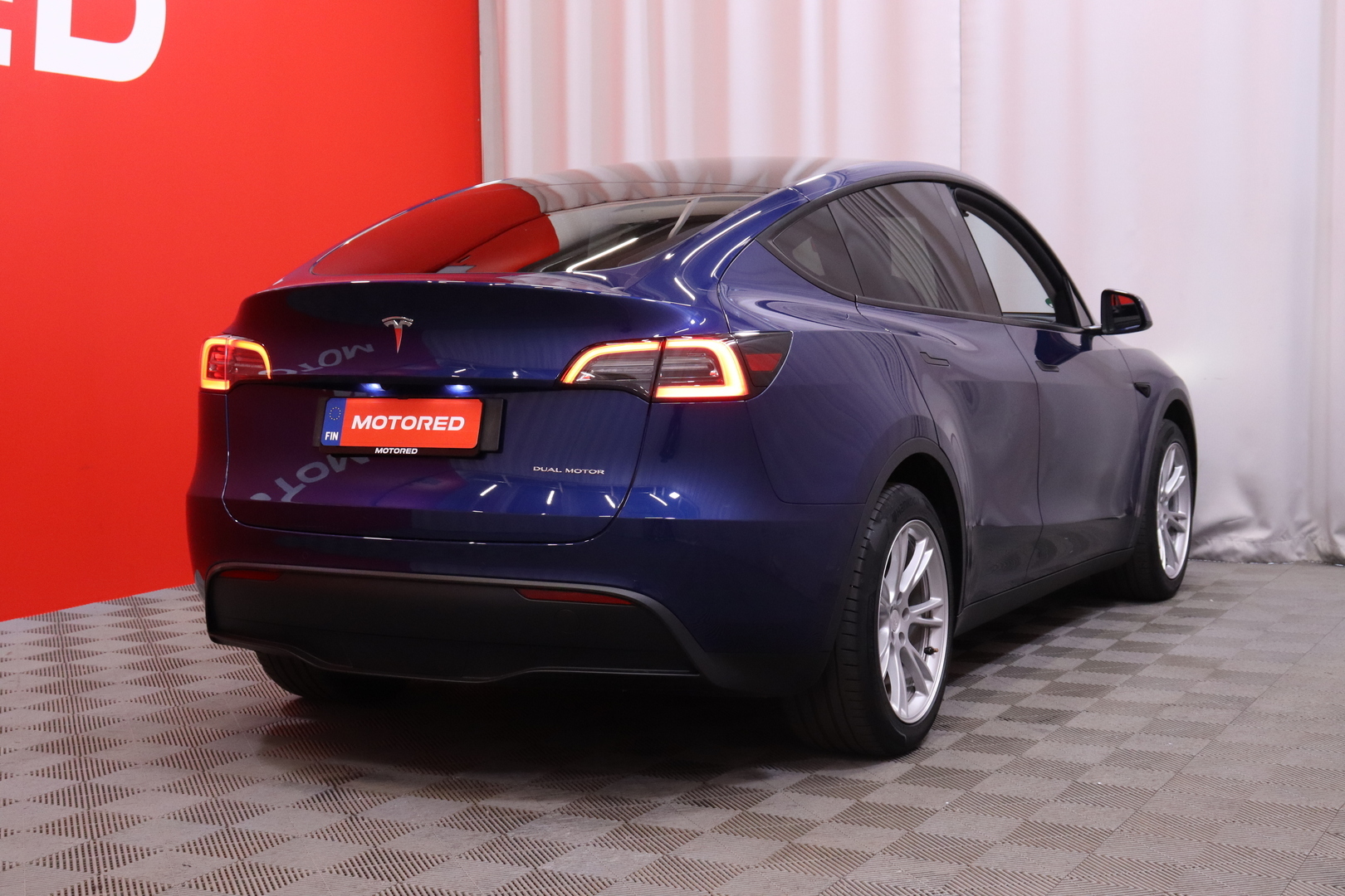 Tesla - Model Y - Long Range Dual Motor AWD / Vetokoukku / 2x renkaat ja vanteet / Autopilot / Lasikatto / Muistipenkki / AMD Ryzen // - Maastoauto