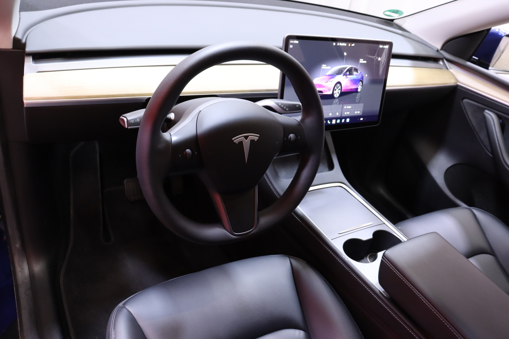 Tesla - Model Y - Long Range Dual Motor AWD / Vetokoukku / 2x renkaat ja vanteet / Autopilot / Lasikatto / Muistipenkki / AMD Ryzen // - Maastoauto