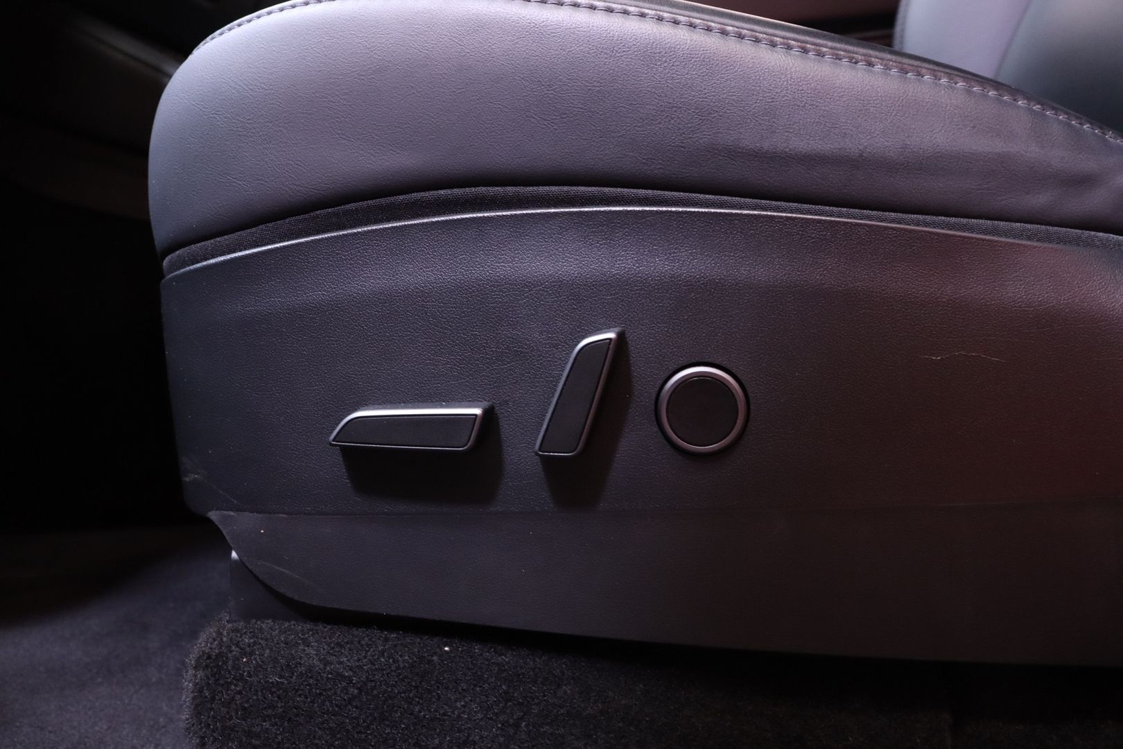 Tesla - Model Y - Long Range Dual Motor AWD / Vetokoukku / 2x renkaat ja vanteet / Autopilot / Lasikatto / Muistipenkki / AMD Ryzen // - Maastoauto