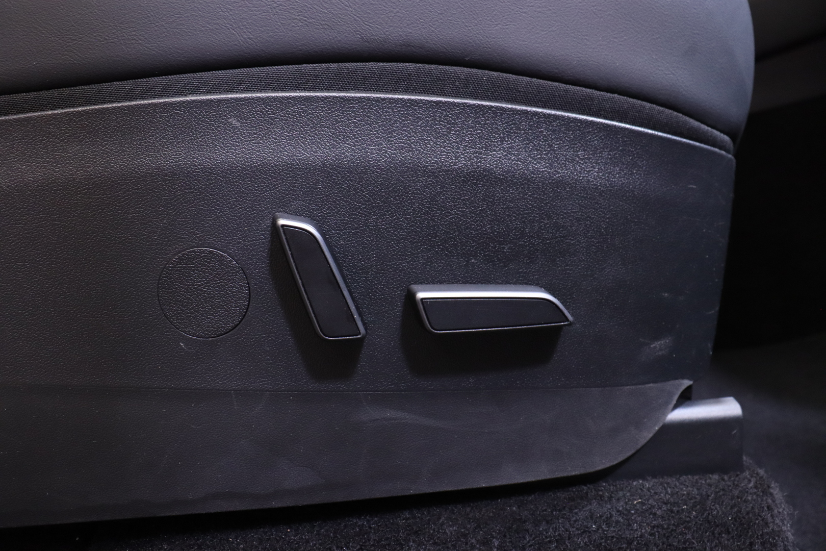 Tesla - Model Y - Long Range Dual Motor AWD / Vetokoukku / 2x renkaat ja vanteet / Autopilot / Lasikatto / Muistipenkki / AMD Ryzen // - Maastoauto