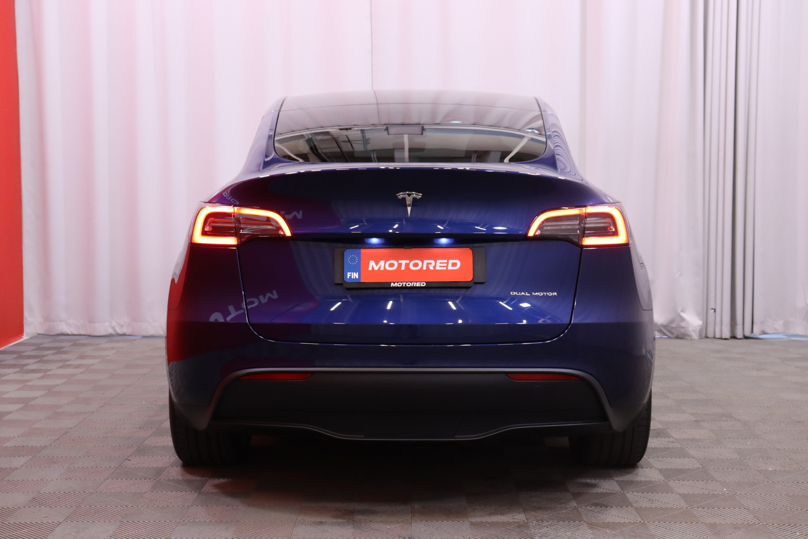 Tesla - Model Y - Long Range Dual Motor AWD / Vetokoukku / 2x renkaat ja vanteet / Autopilot / Lasikatto / Muistipenkki / AMD Ryzen // - Maastoauto