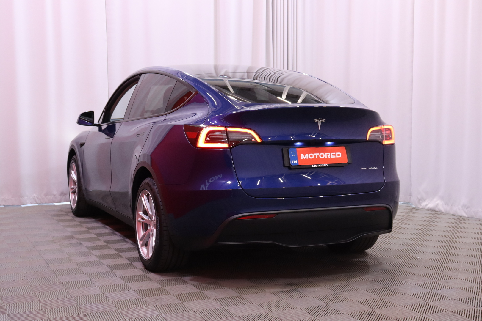 Tesla - Model Y - Long Range Dual Motor AWD / Vetokoukku / 2x renkaat ja vanteet / Autopilot / Lasikatto / Muistipenkki / AMD Ryzen // - Maastoauto