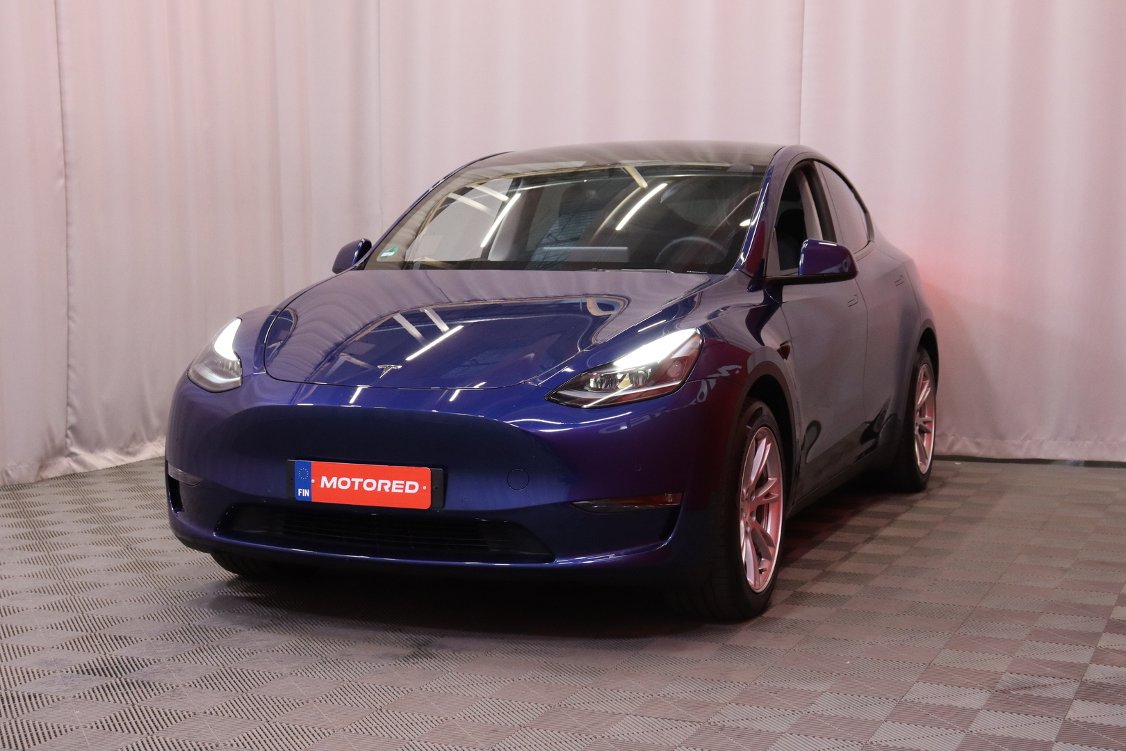 Tesla - Model Y - Long Range Dual Motor AWD / Vetokoukku / 2x renkaat ja vanteet / Autopilot / Lasikatto / Muistipenkki / AMD Ryzen // - Maastoauto