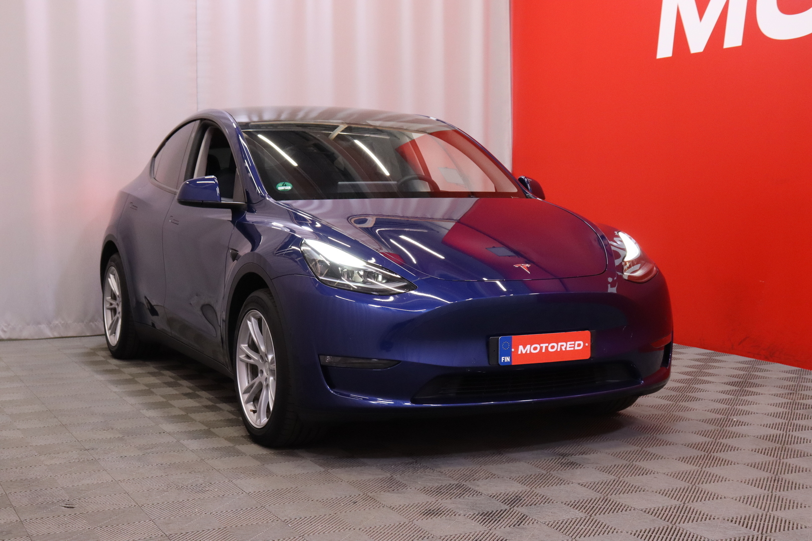 Tesla - Model Y - Long Range Dual Motor AWD / Vetokoukku / 2x renkaat ja vanteet / Autopilot / Lasikatto / Muistipenkki / AMD Ryzen // - Maastoauto