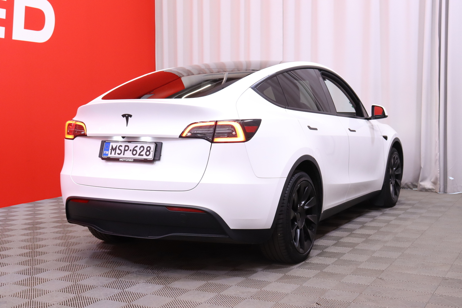 Tesla - Model Y - Long Range - Maastoauto