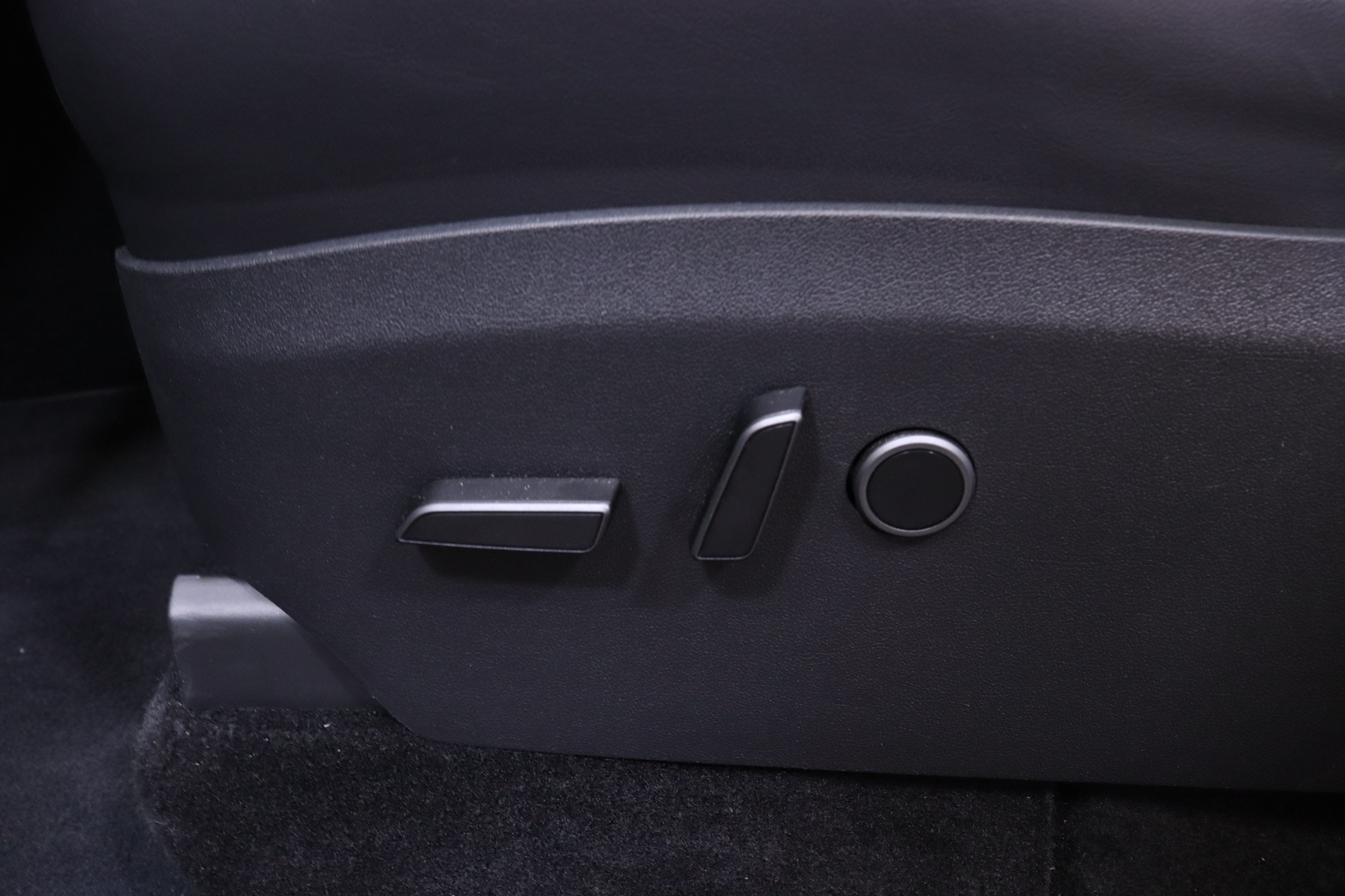 Tesla - Model Y - Long Range - Maastoauto