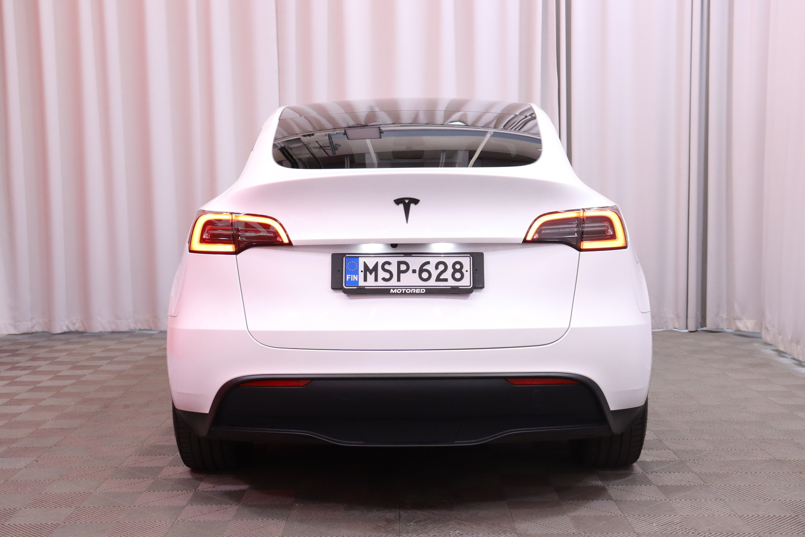 Tesla - Model Y - Long Range - Maastoauto