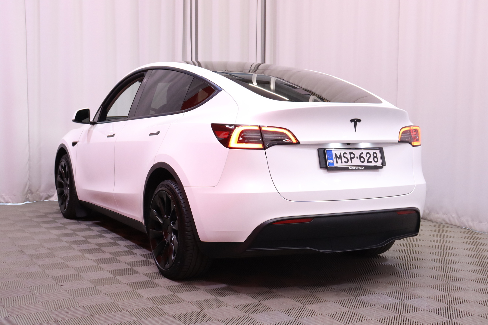 Tesla - Model Y - Long Range - Maastoauto