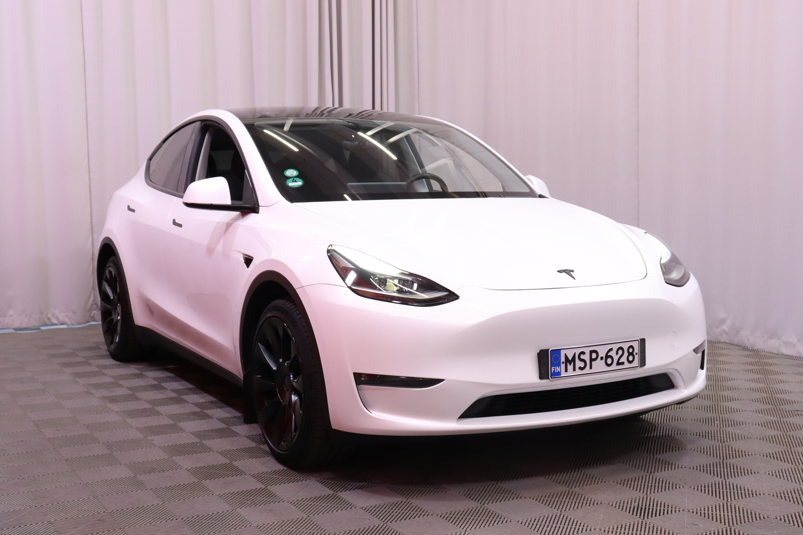 Tesla - Model Y - Long Range - Maastoauto