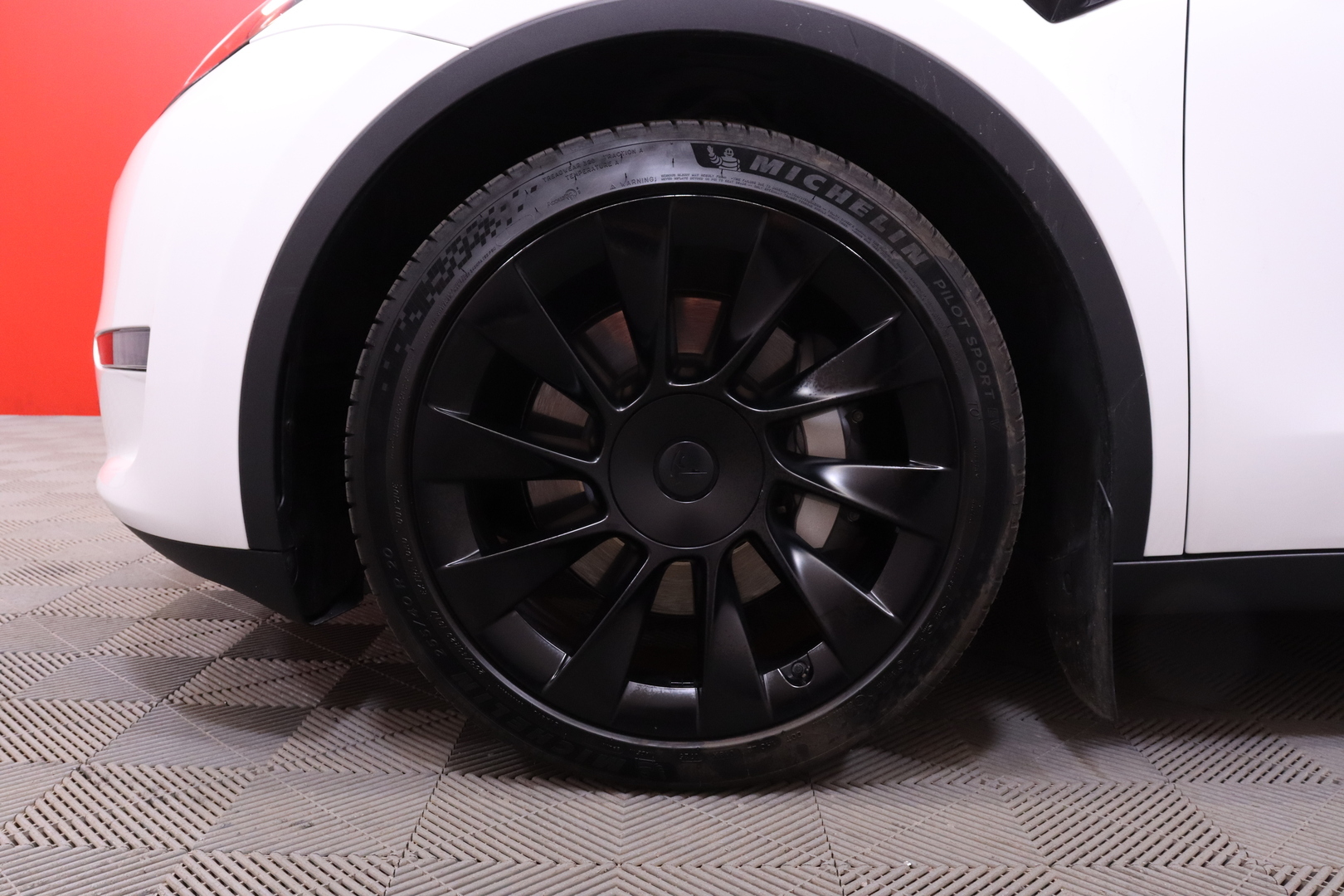 Tesla - Model Y - Long Range - Maastoauto