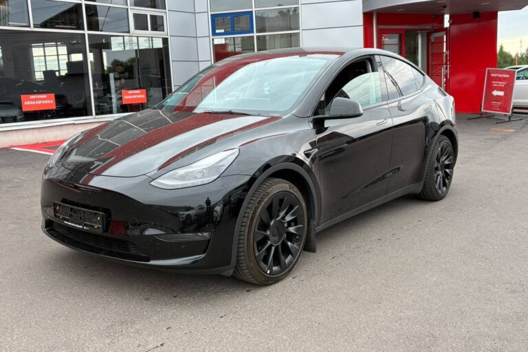Tesla - Model Y - Long Range AWD / Koukku / 2x renkaat ja vanteet / AMD Ryzen / Lasikatto / Premium Audio / - Maastoauto