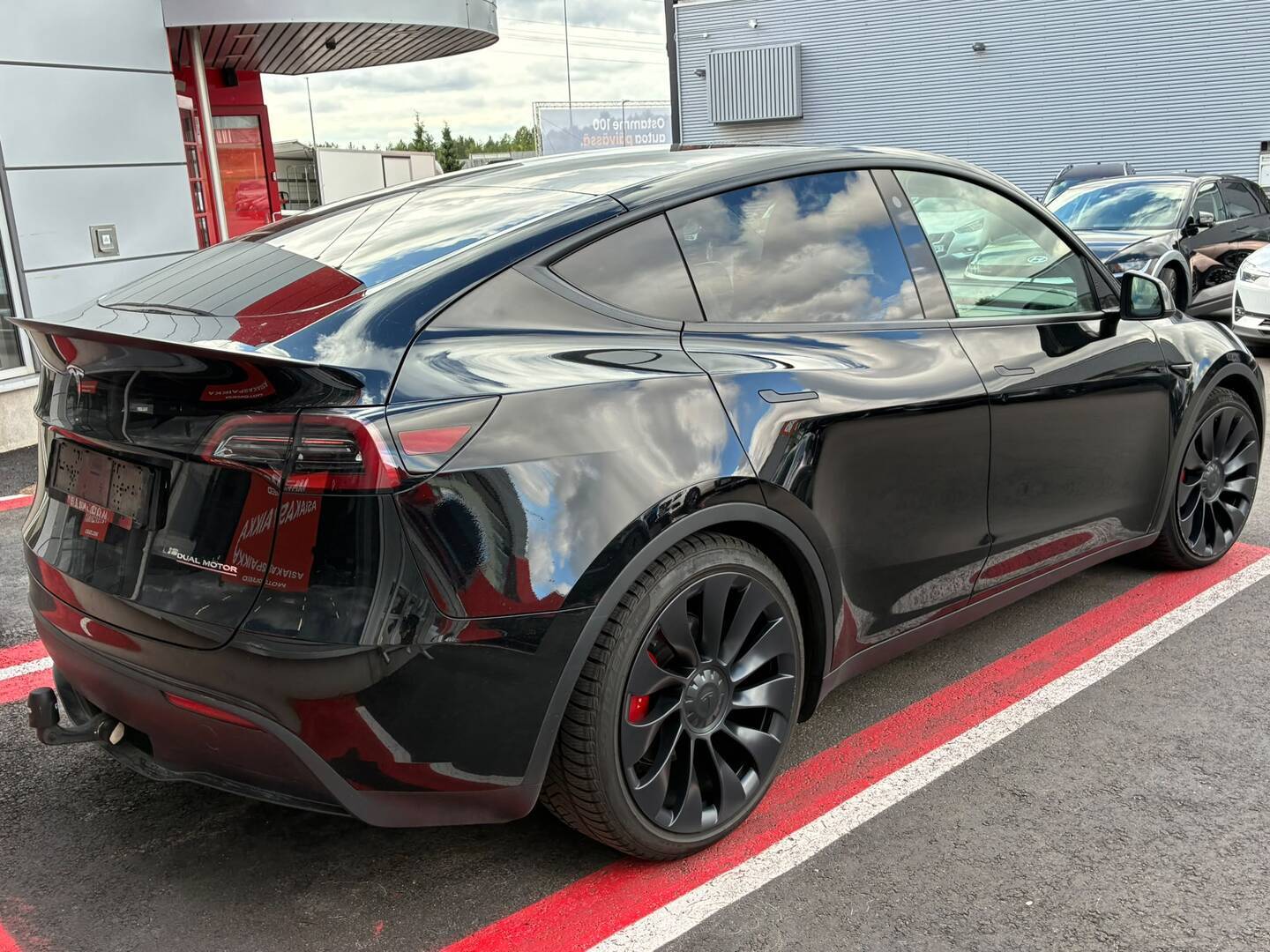 Tesla - Model Y - Performance - Maastoauto