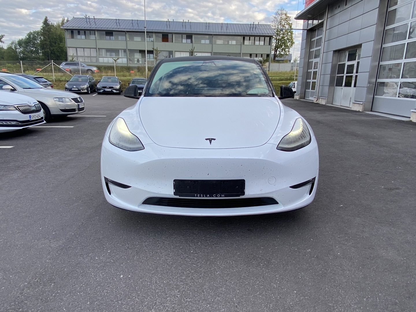 Tesla - Model Y - Long Range - Maastoauto