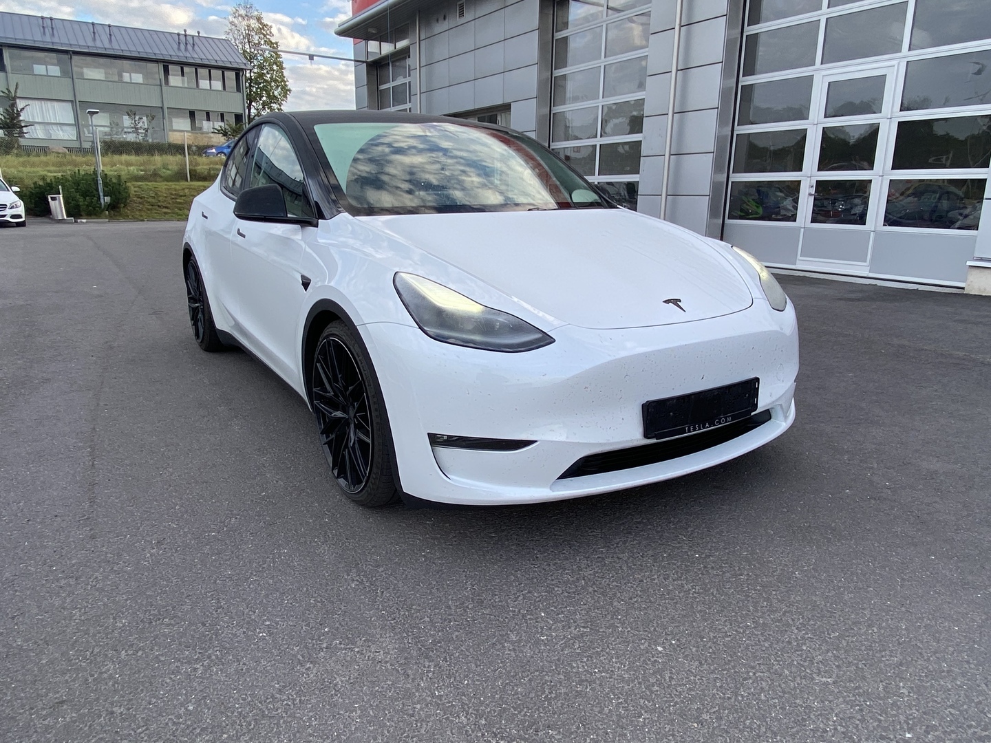 Tesla - Model Y - Long Range - Maastoauto
