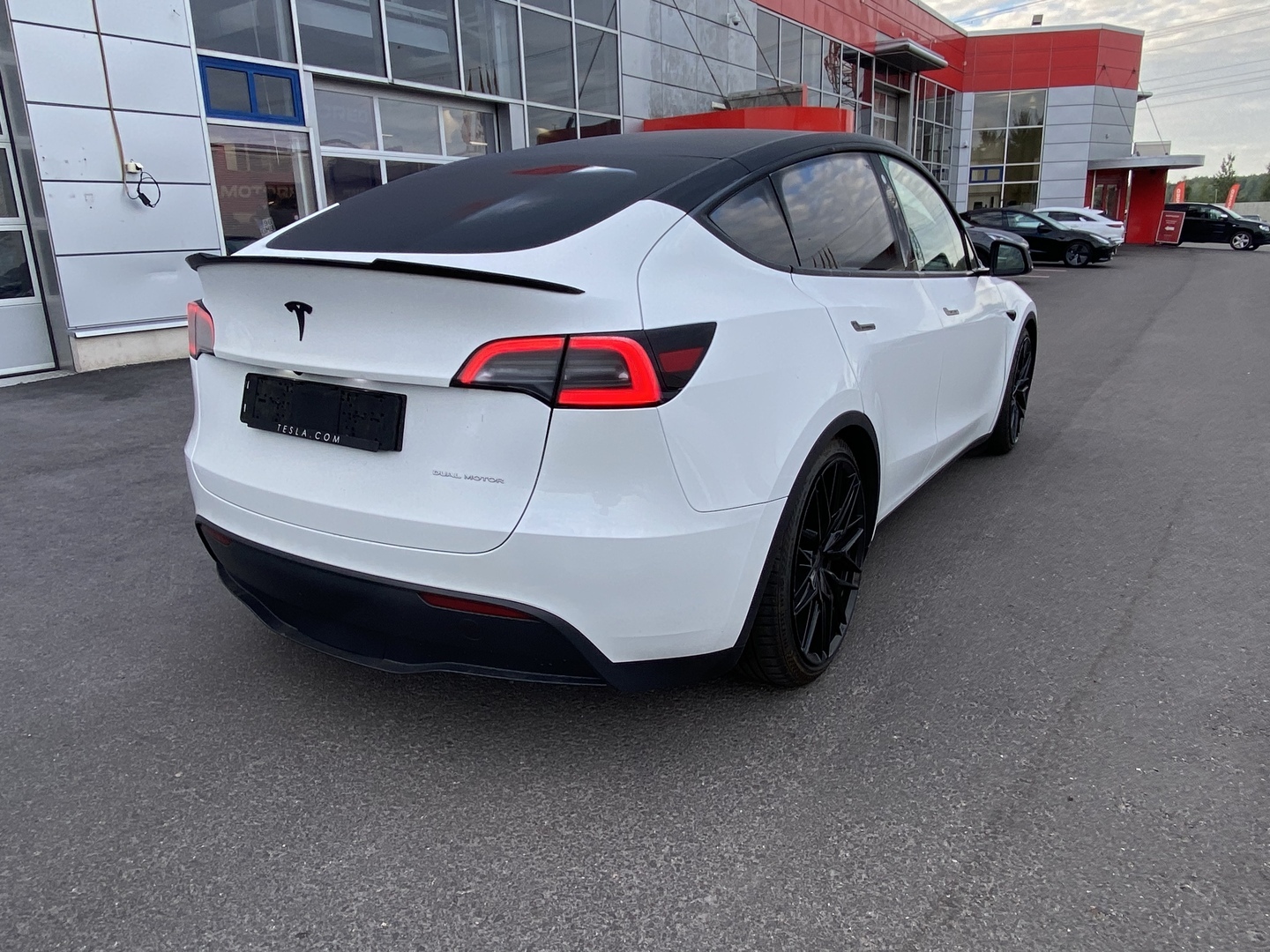 Tesla - Model Y - Long Range - Maastoauto