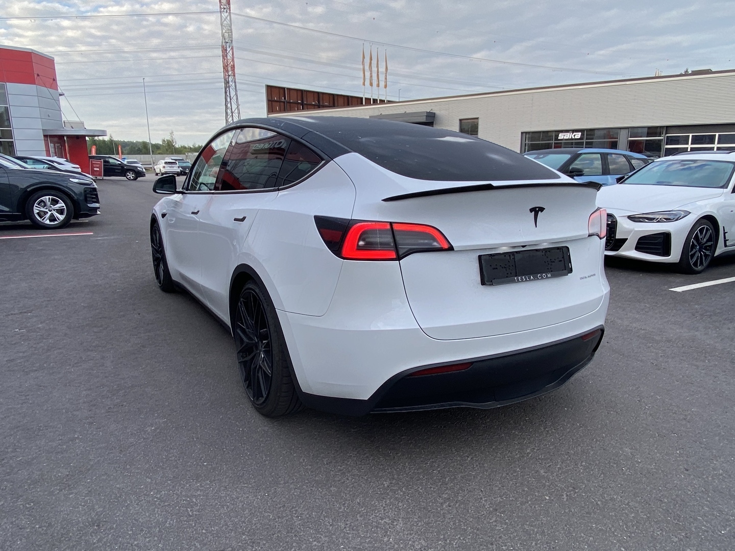 Tesla - Model Y - Long Range - Maastoauto