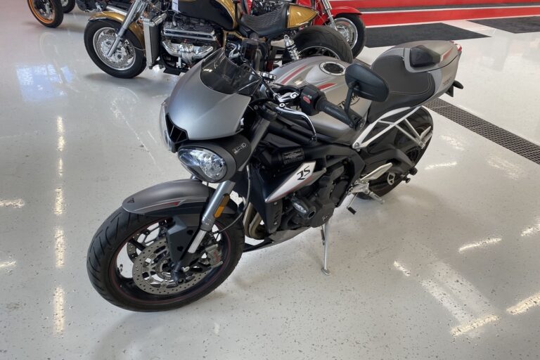 Triumph STREET TRIPLE