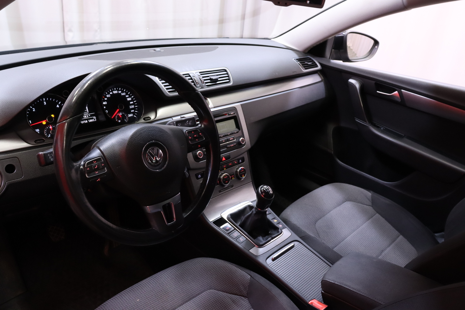 Volkswagen - Passat - Sedan Luxline 1,6 TDI 77 kW (105 hv) BlueMotion Technology ** MYYDÄÄN HUUTOKAUPAT.COM ! ** - Sedan
