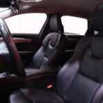 Volvo - V90 - D4 Momentum // Suomi-auto / Webasto / Jakohihna vaihdettu / Vetokoukku / ACC / Lämmitettävä tuulilasi / Muistipenkki - Farmari